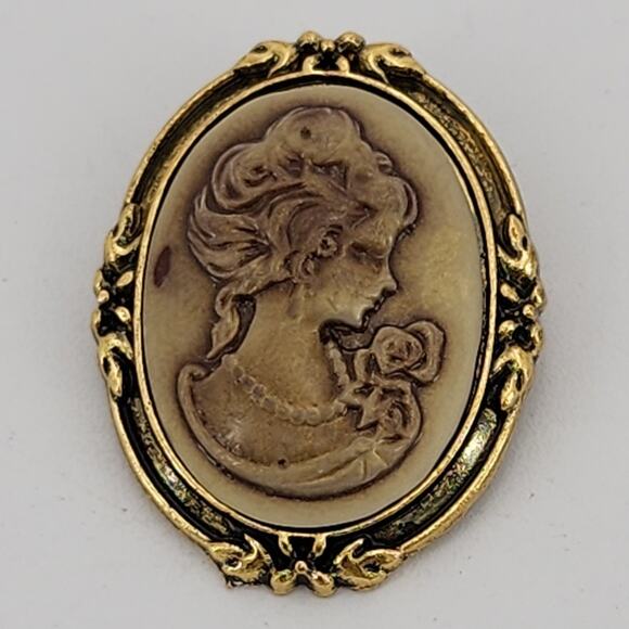 Elegant Embossed Cameo Brooch Vintage Style With Bonus Matching Cameo Brooch - Picture 6 of 8